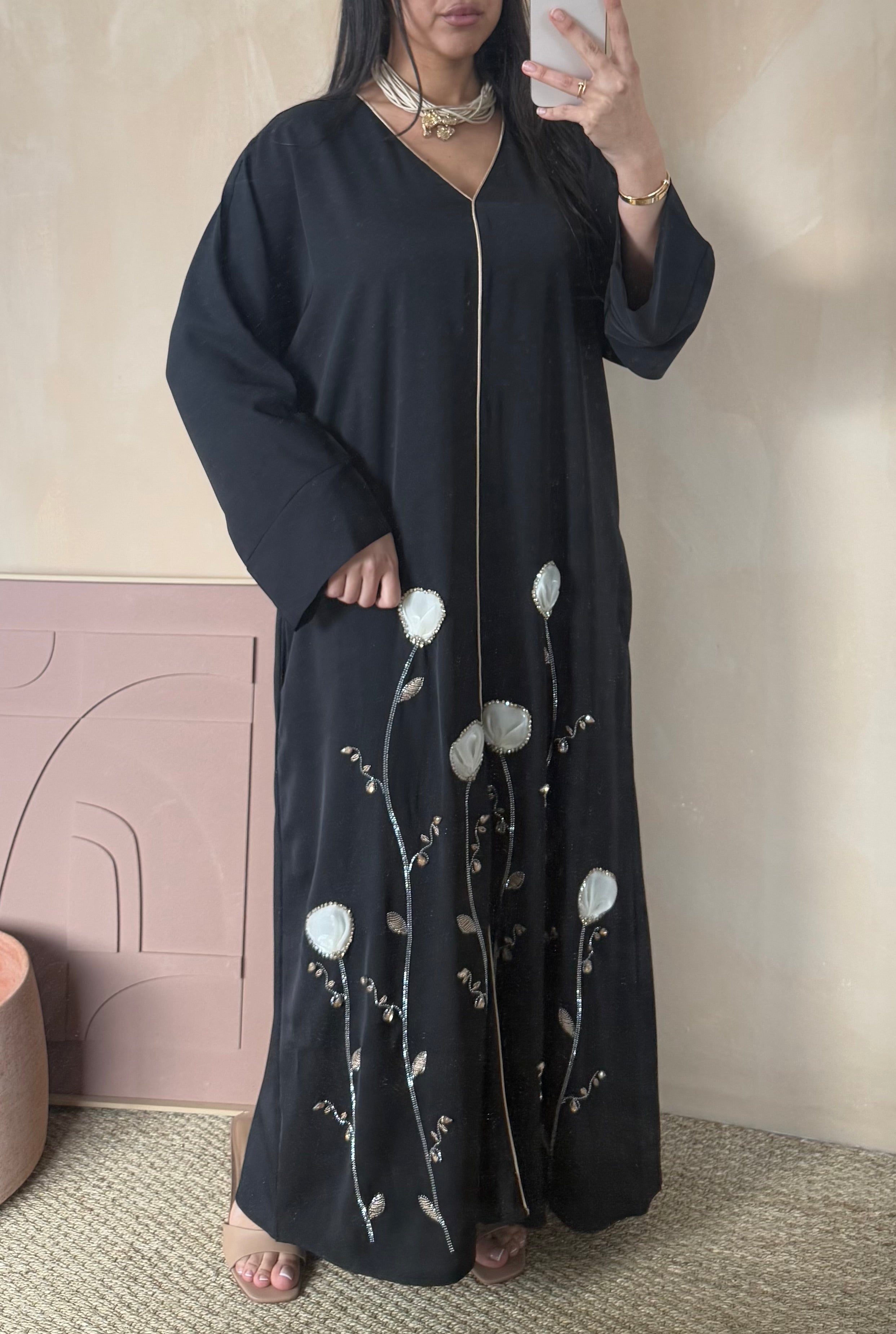 Abaya avec des fleurs brodées et des strass