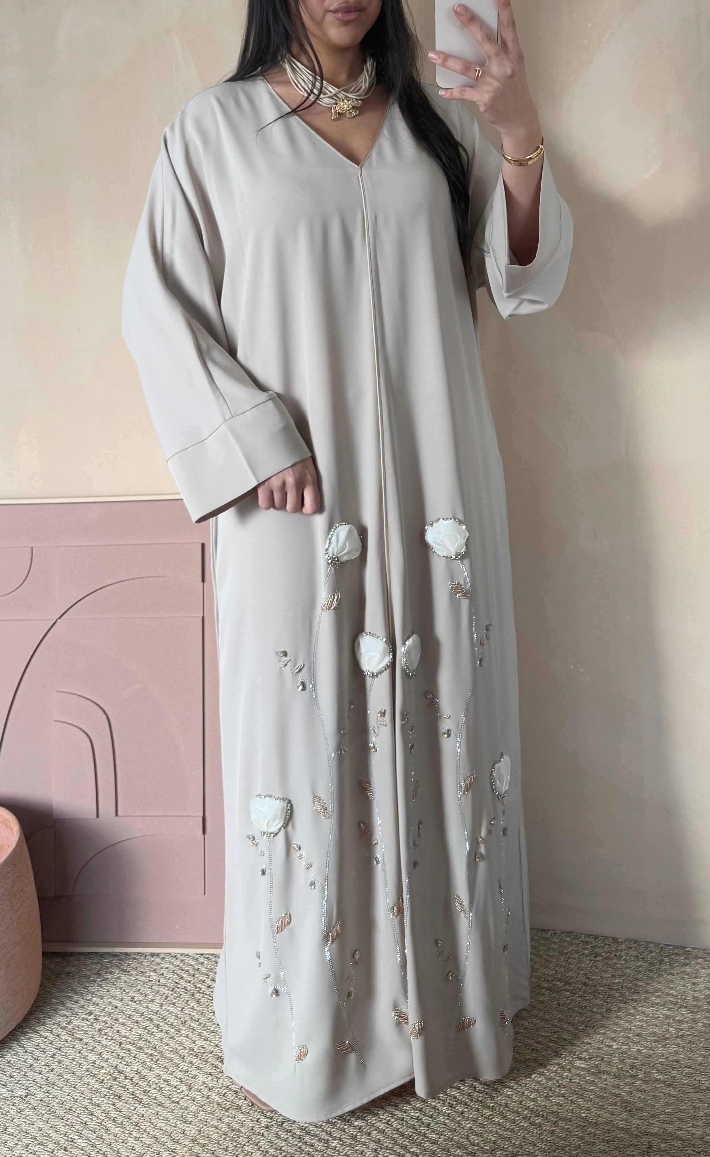 Abaya avec des fleurs brodées et des strass