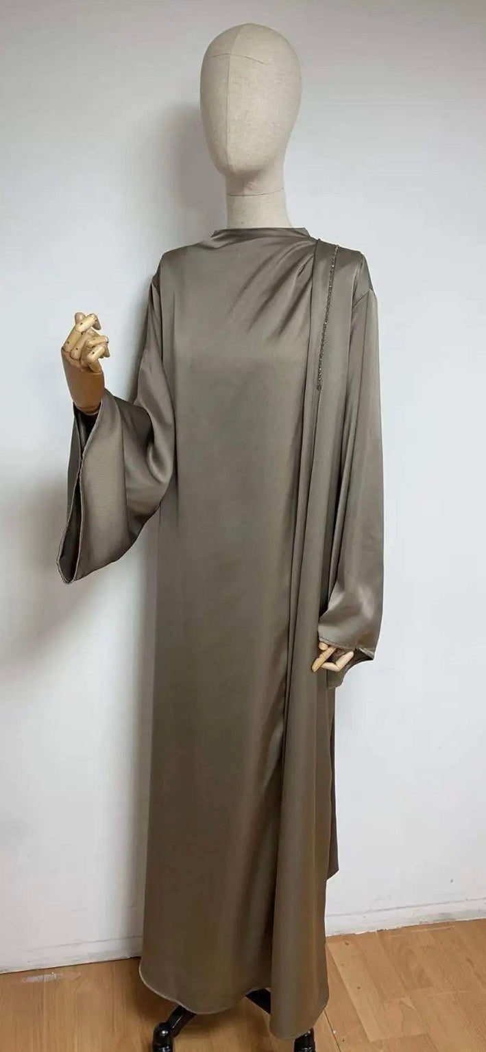 Abaya en satin perlée