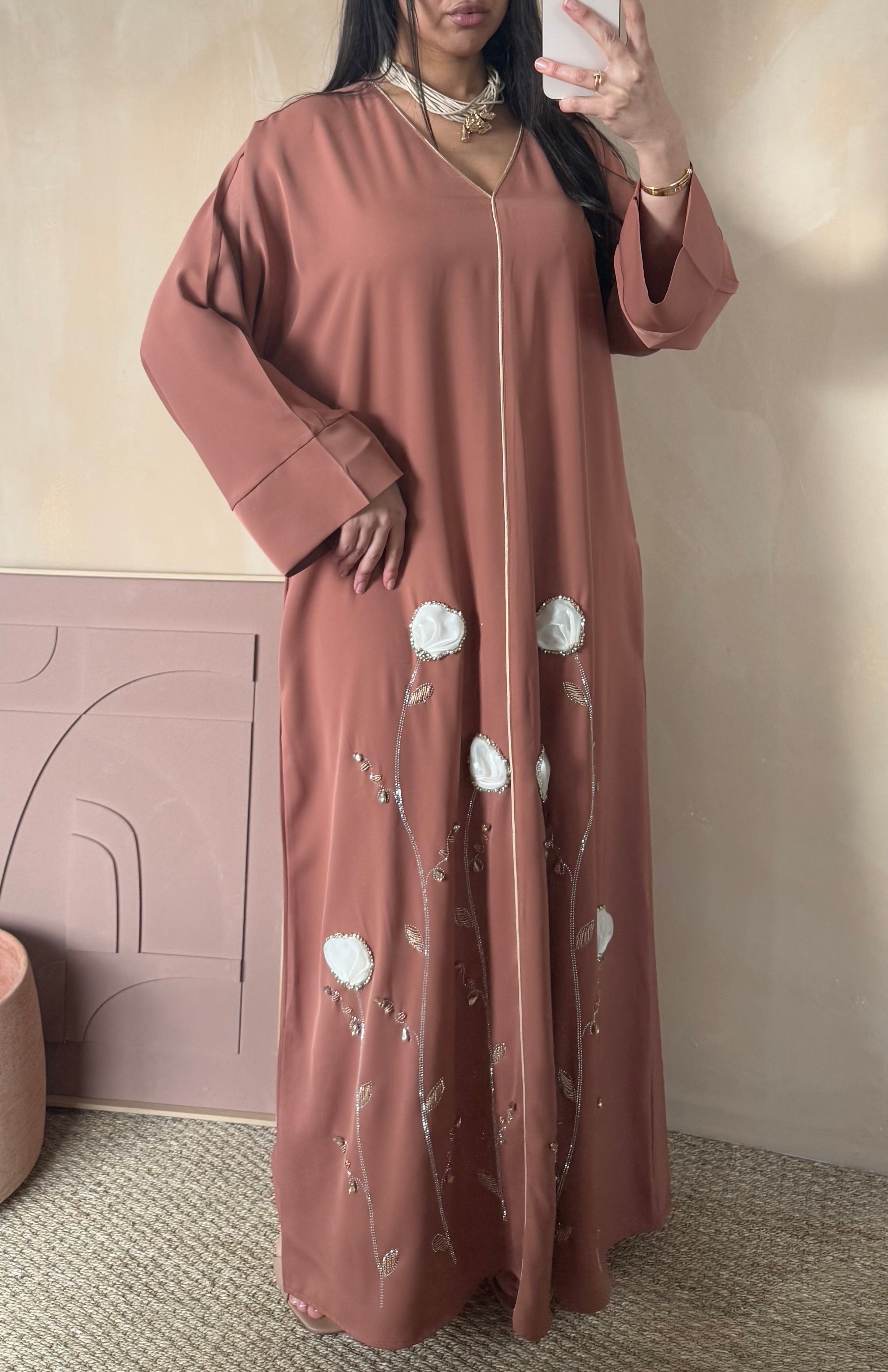 Abaya avec des fleurs brodées et des strass