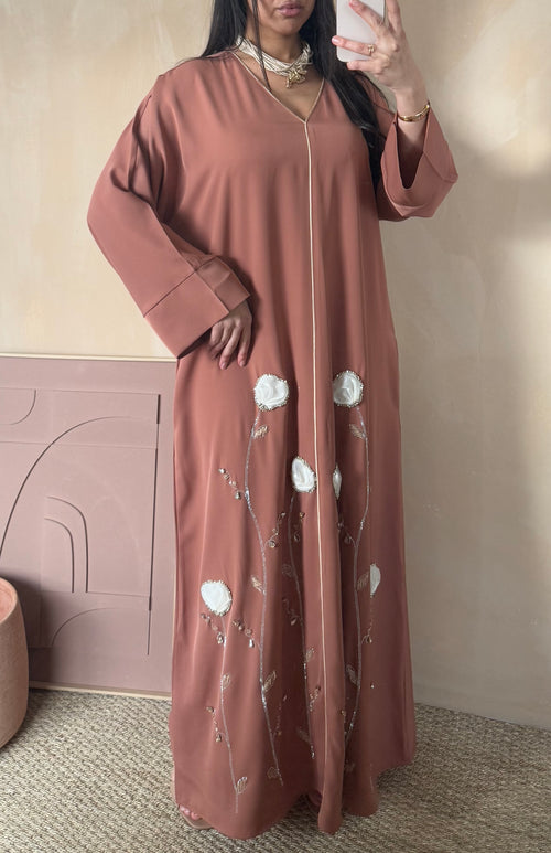 Abaya avec des fleurs brodées et des strass