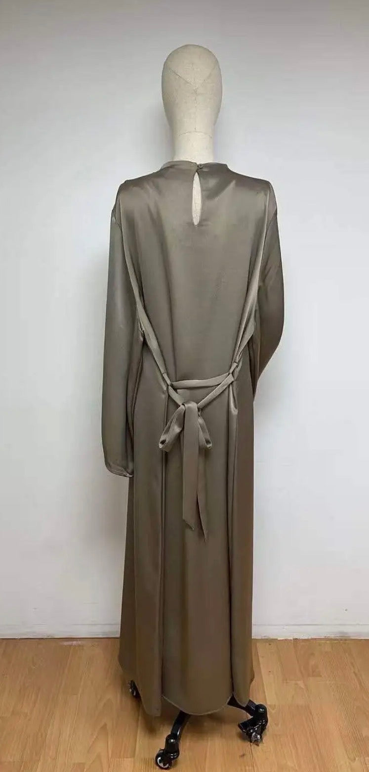 Abaya en satin perlée