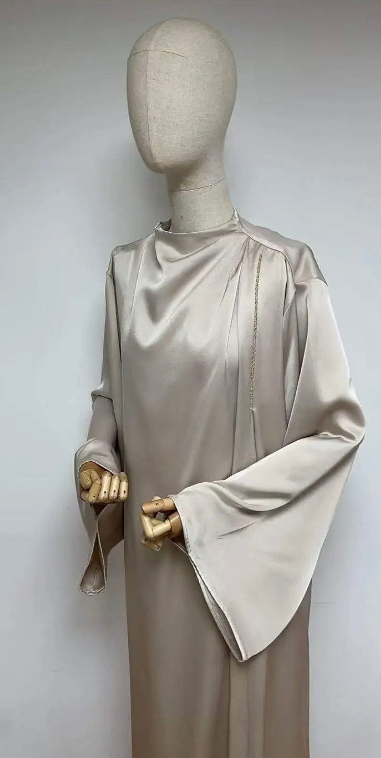 Abaya en satin perlée