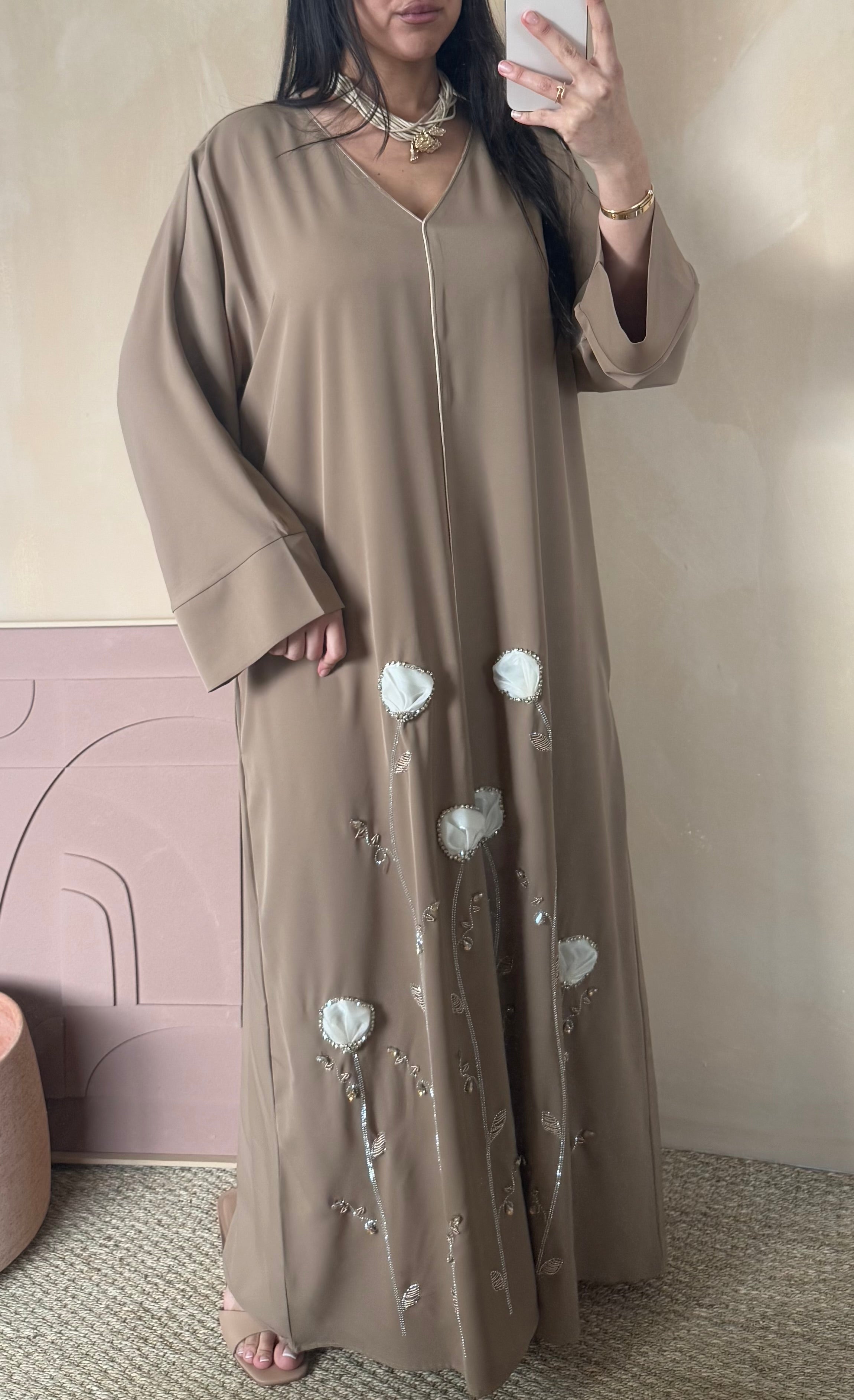 Abaya avec des fleurs brodées et des strass
