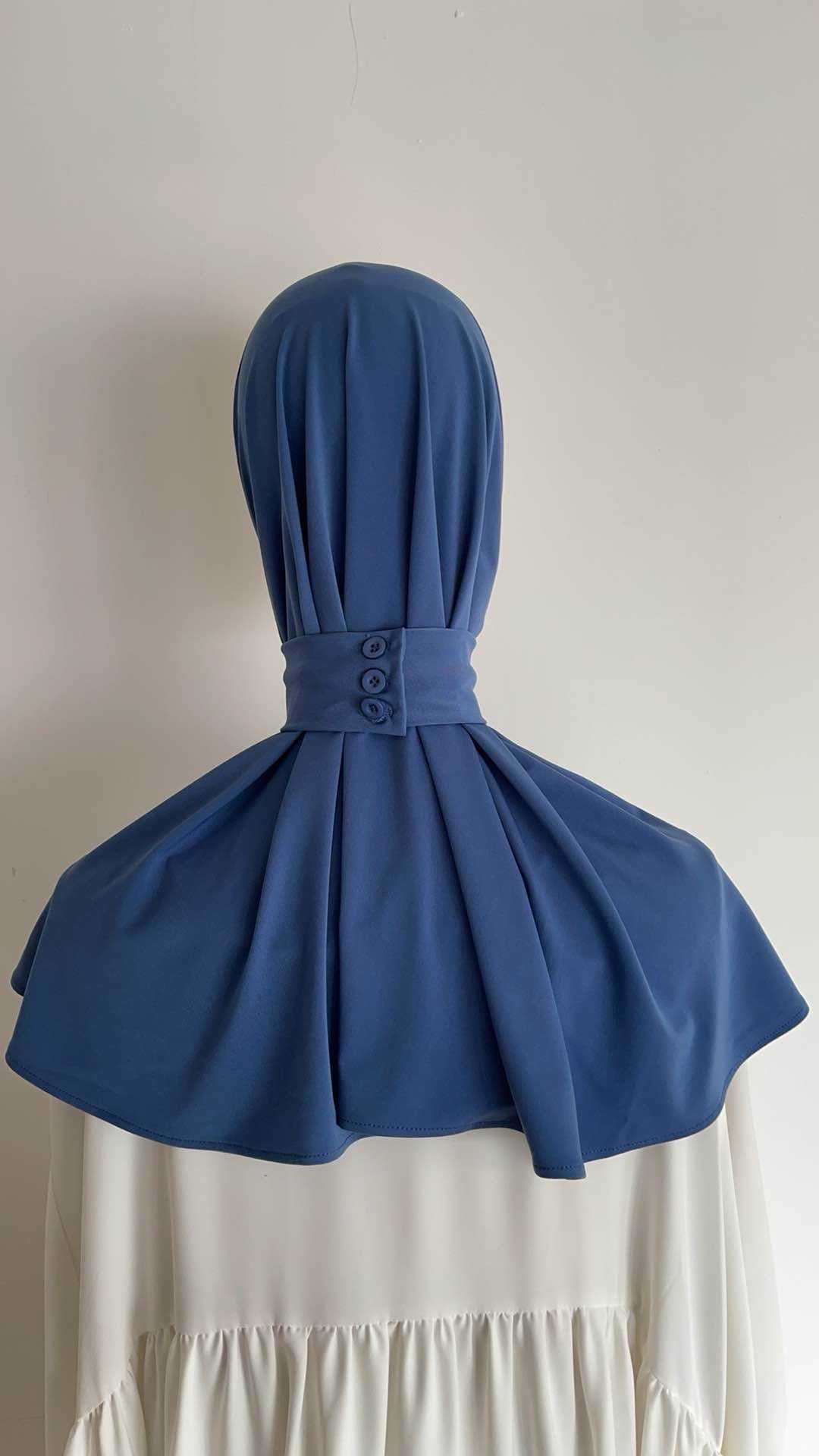 Bonnet cagoule à boutons