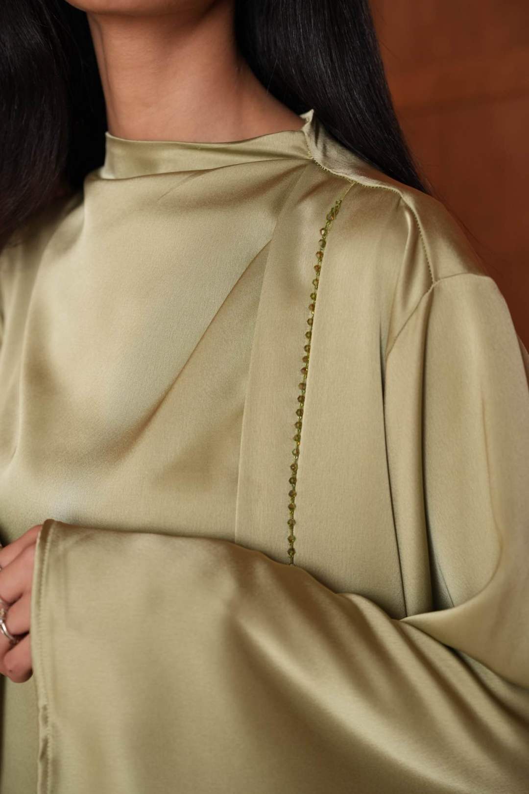 Abaya en satin perlée